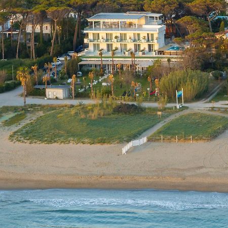 Hotel Artemide Mare Paestum Exterior foto